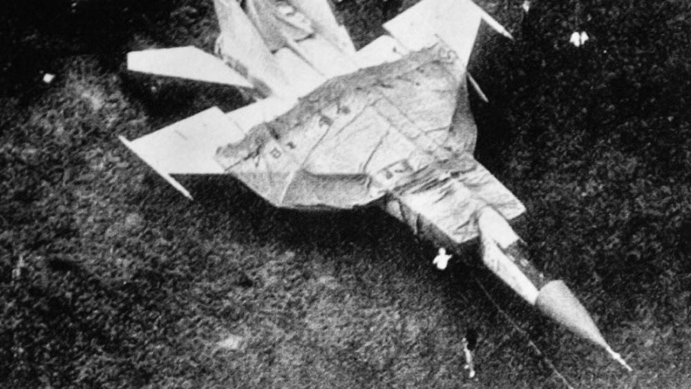 কিন্তু ভিক্টরের বিমান জাপানের নজরে পড়লেও আকাশ মেঘাচ্ছন্ন থাকায় বিমানটির আসল অবস্থান চিহ্নিত করতে পারছিলেন না। সামনে থেকে মেঘ কাটলে ভিক্টর রানওয়েটি দেখতে পান। জ্বালানি ফুরিয়ে যাওয়ার কারণে রানওয়েতে আছড়ে পড়ে এমআইজি-২৫। এর ফলে বিমান-সংলগ্ন কয়েকটি অ্যান্টেনার তারও ছিঁড়ে যায়।