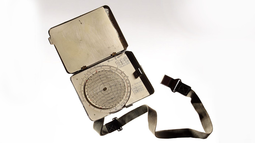 আমেরিকা যেন এত দিনে ‘সোনার খনি’র সন্ধান পেল। উপগ্রহ চিত্রের মাধ্যমে নয়, ‘ফক্সব্যাট’ এখন তাদের সামনে। সঙ্গে ভিক্টরের চুরি করে আনা ম্যানুয়াল বইও। দীর্ঘ গবেষণার পর প্রচুর তথ্যের সন্ধান পায় আমেরিকা। বিমানের গতিবেগ, ওজন বেশি হওয়ার কারণ কী, তা জনসমক্ষে আসে। টাইটেনিয়ামের বদলে স্টিলের ব্যবহার করায় এই যুদ্ধবিমানের ওজন এত বেশি।