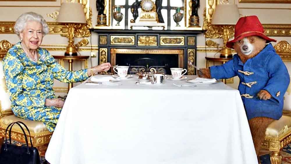 নিমন্ত্রণ: প্যাডিংটন ভালুকের সঙ্গে চায়ের টেবিলে রানি (একটি ভিডিয়োর দৃশ্য)