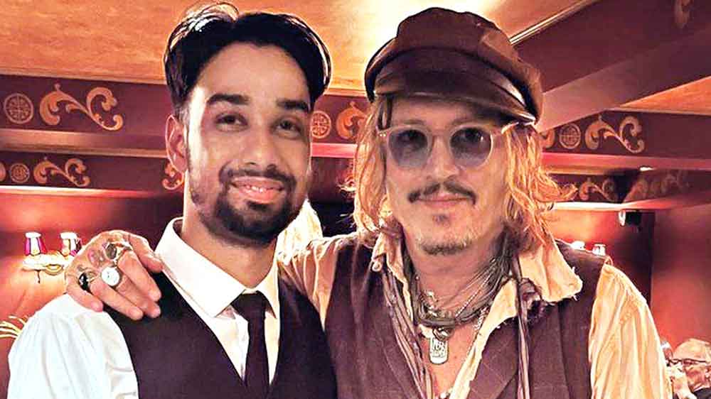 মান্যবর: জনি ডেপের সঙ্গে হুসেন