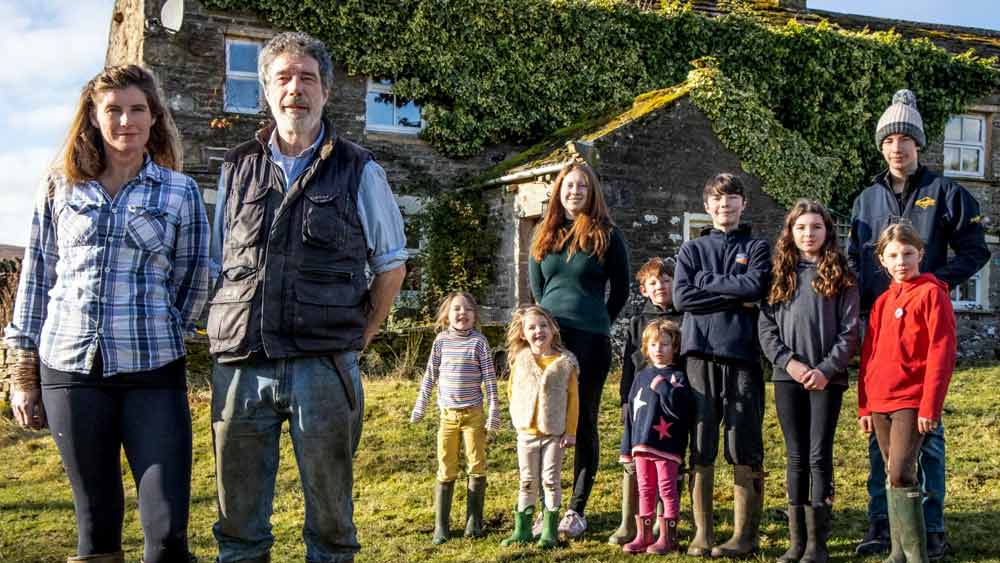 পরিবারের মোট সদস্য ১১ জন। অ্যামান্ডা ও ক্লাইভ তাঁদের ন’সন্তানকে নিয়ে বেশ ভালই দিন কাটাচ্ছিলেন। ইংল্যান্ডের ইয়র্কশয়্যারে বেশ বড় বাড়ি।