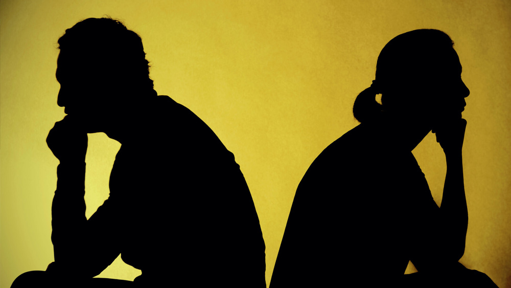 কিন্তু বাস্তবে আর রূপকথার অস্তিত্ব কোথায়? অ্যামান্ডা আর ক্লাইভের সম্পর্কেও চিড় ধরতে শুরু করেছিল অনেক দিন থেকেই। কিন্তু পর্দার আড়ালে সব চাপা পড়তে থাকে।