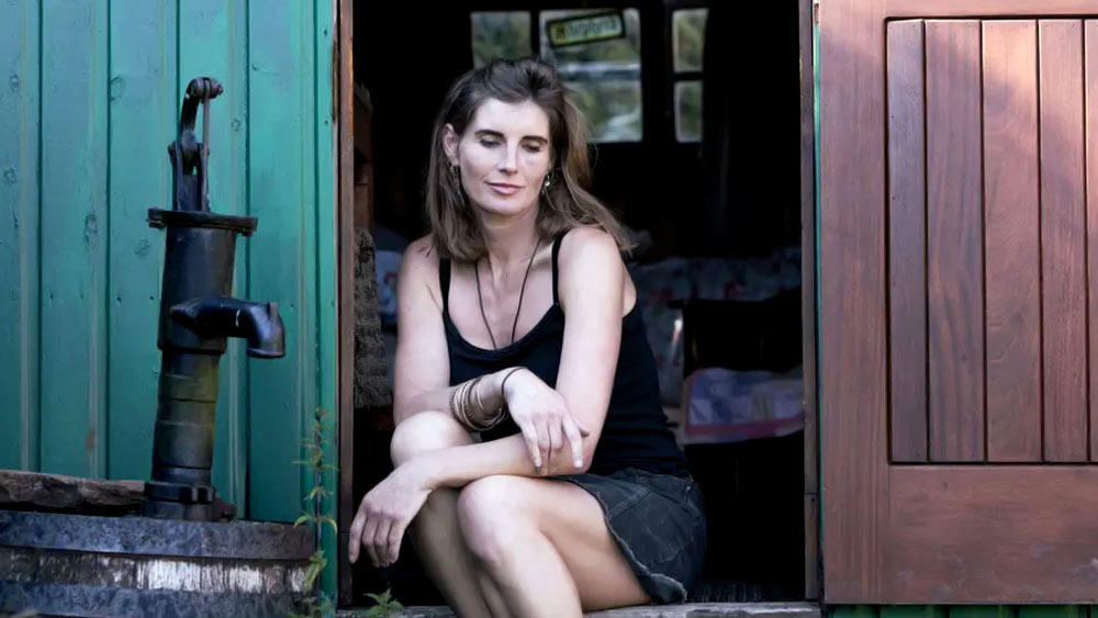 কখনও কখনও তাঁকে একা একাই শ্যুট করতে দেখা যেত। কর্মসূত্রে তাঁকে বাড়ির বাইরেও যেতে হত। আগে যে পরিবারকে এক সুতোয় বাঁধা থাকা দেখা যেত, সেই বাঁধনই আলগা হয়ে যাচ্ছিল।