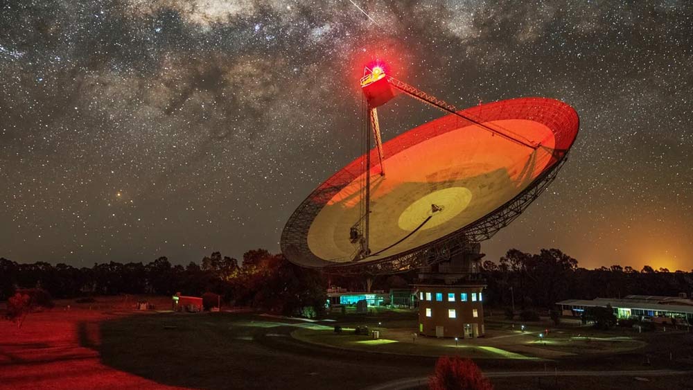 ‘স্পেস ডট কম’-এর খবর অনুযায়ী, প্রথম বার রহস্যময় রেডিয়ো সঙ্কেতের হদিস পাওয়ার কৃতিত্ব রয়েছে স্নাতক পড়ুয়া ডেভিড নারকেভিক ও তাঁর সুপারভাইজার ডানকান লোরিমারের ঝুলিতে।