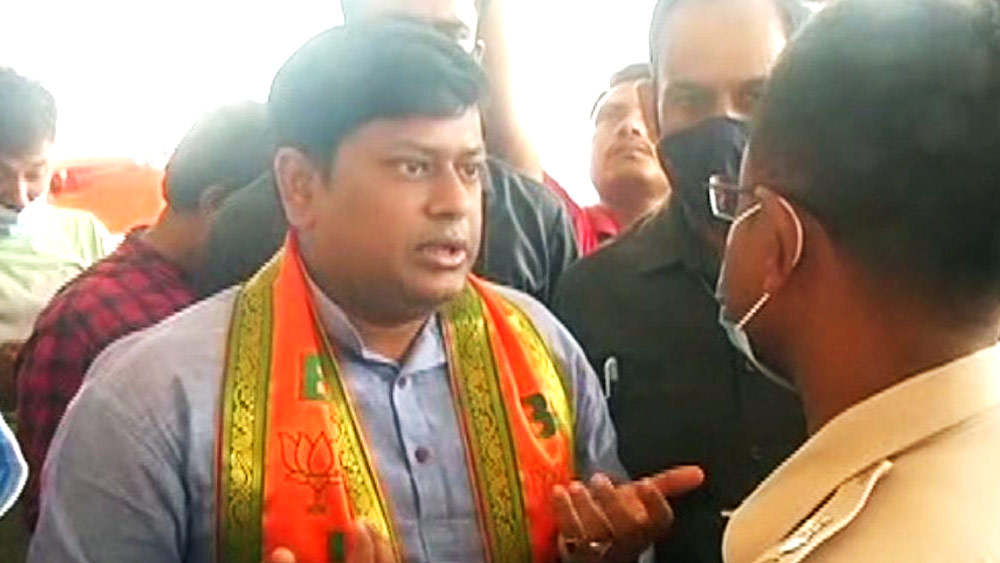 পুলিশের সঙ্গে তর্কাতর্কি সুকান্তর। 