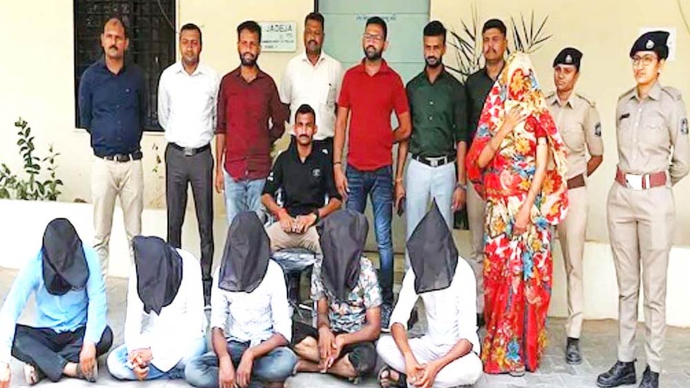 গ্রেফতার অভিযুক্তরা।