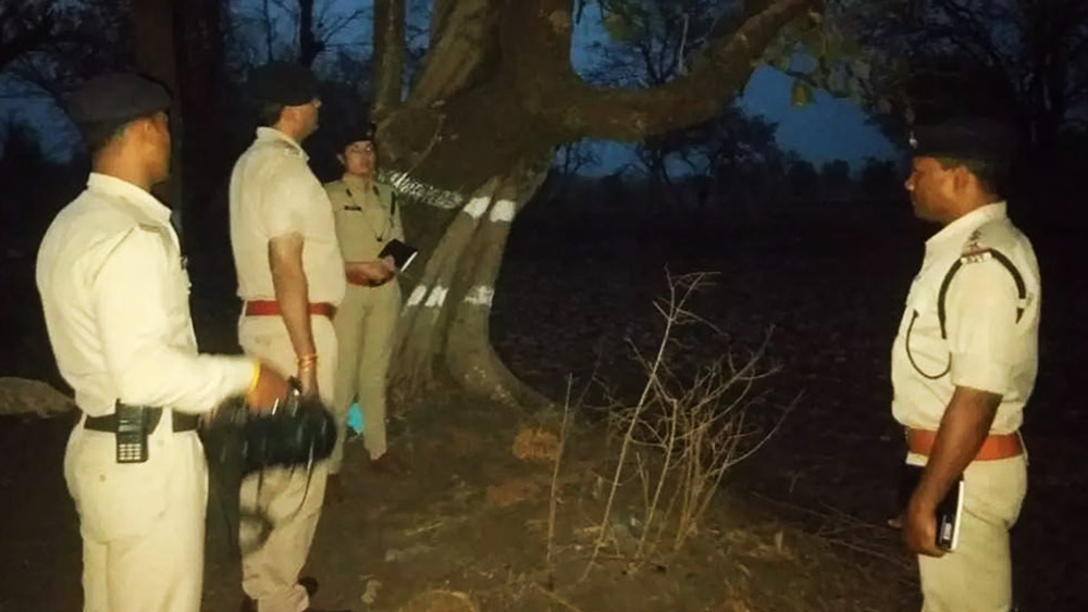 গ্রামের শিশুদের বলি দেওয়া হচ্ছে বলেও সন্দেহ করতে শুরু করেন গ্রামবাসীরা। বাদলের বাবা-মা স্থানীয় থানায় অপহরণের অভিযোগ দায়ের করলে পুলিশ তদন্তে নামে। রাতারাতি গ্রামে পুলিশ ক্যাম্প বসে। প্রতিটি বাড়িতে তল্লাশি চালায় পুলিশ। 