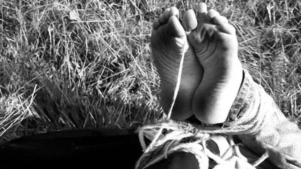 পুলিশ দলবল নিয়ে গন্তব্যস্থলে পৌঁছে বাড়ির ভিতর থেকে বাদলের মৃতদেহ উদ্ধার করে। হাত-পা তার দিয়ে বাঁধা ছিল। মৃতদেহটি দেখে মনে হচ্ছিল, ৬০-৭০ ঘণ্টা আগে বাদলকে মারা হয়েছে। পর পর তিনটি খুন, তাও একই পদ্ধতিতে। এর পিছনে কোনও বড় চক্রান্ত রয়েছে বলে প্রাথমিক ভাবে অনুমান করেছিল পুলিশ।