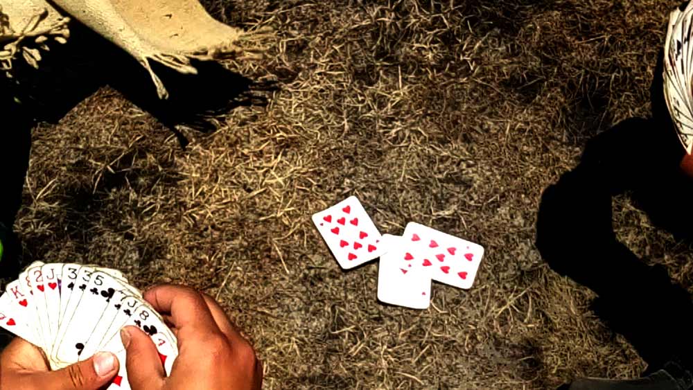 কিন্তু পুলিশ যখন রামজির বাড়িতে পৌঁছেছিল, তখন সদর দরজায় তালা ছিল। তদন্ত এগোনোর সঙ্গে সঙ্গে যেন আরও জটিল হয়ে পড়ছিল। পুলিশের সন্দেহ থেকে রামজির আত্মীয়রাও ছাড় পাননি। জিজ্ঞাসাবাদ চলাকালীন তদন্ত অন্য দিকে মোড় নেয়। রামজির ভাইপো মুকেশ শ্রীপাল পুলিশের কাছে স্বীকার করেন তিনি নিয়মিত তাঁর বন্ধুদের সঙ্গে জুয়া খেলতেন। তাঁদের দলে এমন এক জন ছিল যাঁর নাম-পরিচয় জেনে পুলিশও চমকে ওঠে।