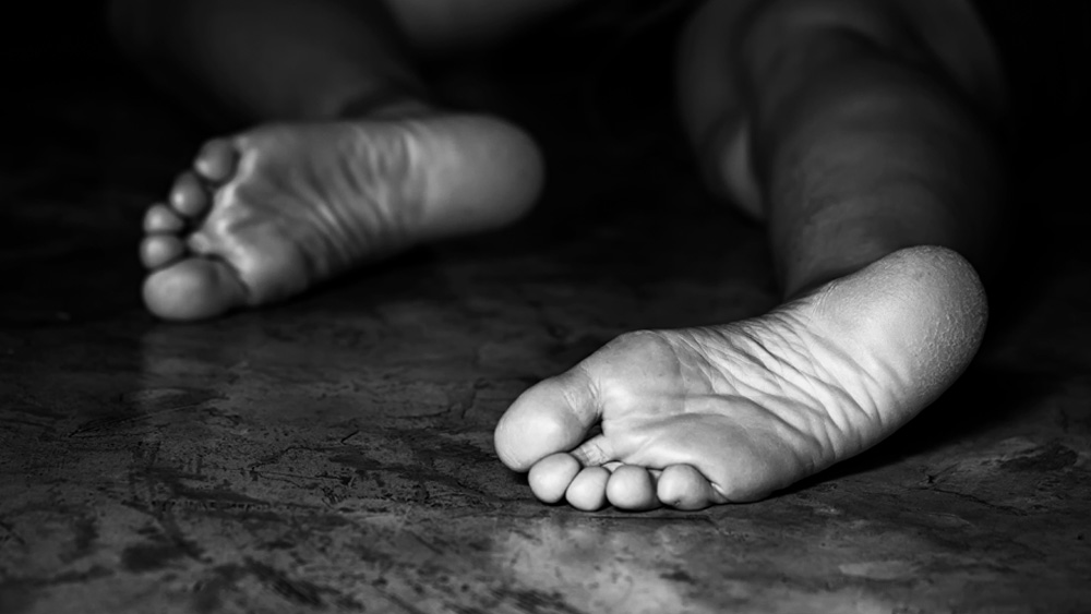 বাদলের বড় কাকা অনিল ছিলেন তাঁর জুয়া খেলার সঙ্গী। জুয়া খেলে অনিল সর্বস্ব হারিয়েছিলেন। ভাইদের কাছে আর্থিক সাহায্য চেয়েও কোনও লাভ হয়নি। ব্যাঙ্ক লুট করার পরিকল্পনা করলেও এই কাজে প্রচুর ঝুঁকি। ধরা পড়ে যাওয়ার আশঙ্কাও বেশি। তাই নিজের ভাইয়ের ছেলেকেই অপহরণ করার ছক কষেন তিনি।