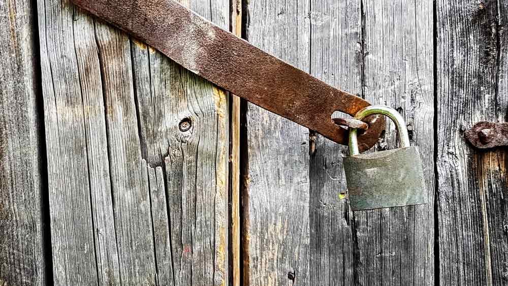 বাইকে চাপিয়ে ঘোরাতে নিয়ে যাবেন বলে ভুলিয়ে বাদলকে বাইকে তুলে নিয়ে যান রামজির বাড়িতে। তাড়াহুড়ো করতে গিয়ে নিজের মুখ ঢাকতে ভুলে যান অনিল। তাঁকে দেখেই চিৎকার করতে শুরু করে বাদল। ইতিমধ্যেই গ্রামে পুলিশ আসে। পুলিশের ভয়ে বাদলের মুখ বেঁধে বাড়ির দরজায় তালা লাগিয়ে গ্রামে ফিরে যান।