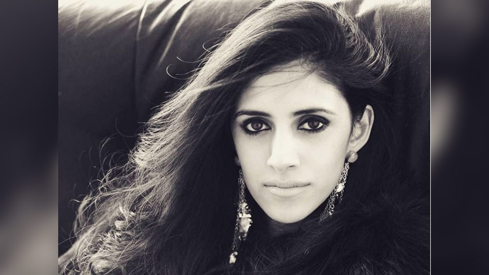 পুলিশ সূত্রে খবর, তাঁর ফ্ল্যাট থেকে কার্বন মনোক্সাইডের একটি বোতল খুঁজে পাওয়া গিয়েছে।