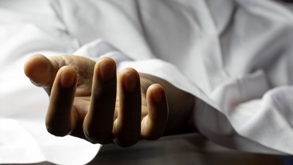 পাওয়া গিয়েছে একটি সুইসাইড নোটও। প্রত্যুষা স্পষ্ট জানিয়েছেন, তাঁর মৃত্যুর জন্য কেউ দায়ী নন। বহু দিন ধরে মানসিক অবসাদের শিকার তিনি। তাই এ ভাবেই নিজের জীবন শেষ করে ফেলার সিদ্ধান্ত নিলেন প্রত্যুষা।