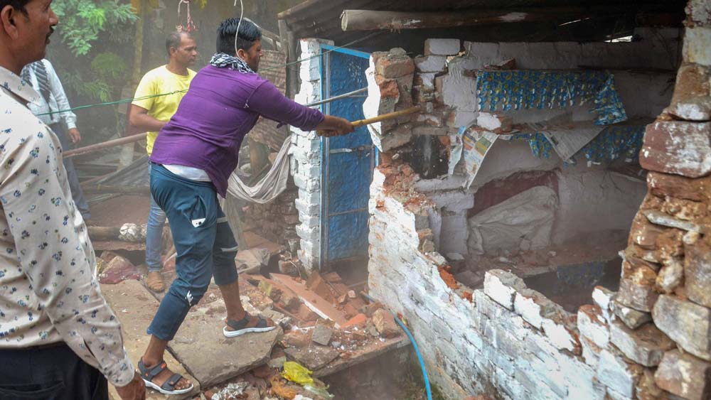 অভিযুক্তের বাড়ি ভাঙছে ভোপাল মিউনিসিপ্যালিটির কর্মচারীরা।