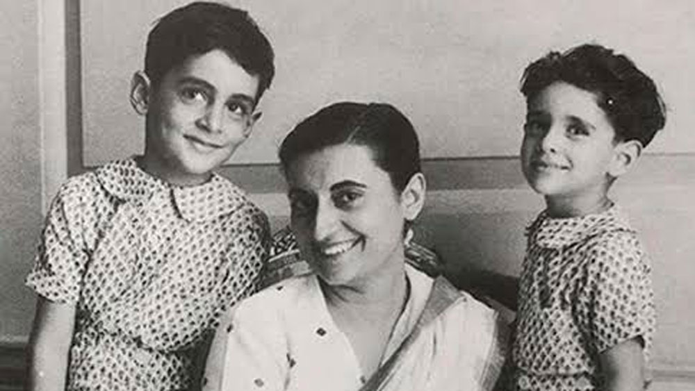 ১৯৬০ সাল। তখন সদ্য বিধবা হয়েছেন ইন্দিরা। ফিরোজ গাঁধী মারা গিয়েছেন। দুই পুত্র রাজীব এবং সঞ্জয় সবে কৈশোরে। ইন্দিরার বয়স ৪৩। 