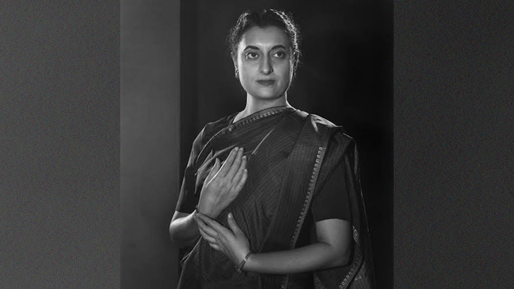 ধীরেন্দ্রর সঙ্গে ইন্দিরার সাক্ষাৎ ওই বছরেই। যোগগুরুকে প্রথম দেখার অভিজ্ঞতা জানিয়ে বন্ধুকে চিঠি লিখেছিলেন নেহরু-কন্যা। আমেরিকার নামজাদা ফটোগ্রাফার ডরোথি নরম্যানকে লেখা সেই চিঠিতে তিনি লেখেন, ‘সক্কাল সক্কাল ঘুম থেকে উঠে এক সুপুরুষ যোগীর কাছে আমার যোগশিক্ষা শুরু হল।’ কেমন দেখতে সেই যোগীকে? ইন্দিরা বন্ধুকে লিখেছেন, ‘চমৎকার দেখতে। শারীরিক গঠনও বেশ আকর্ষক। যাঁরা দেখেছেন প্রত্যেকেরই চোখ টেনেছে ওঁর উপর।’