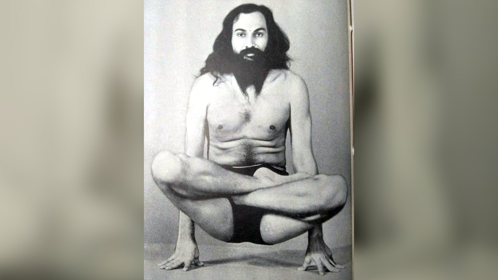 ইন্দিরা নিজের কথা বলেননি। তবে তাঁর সঙ্গে যোগগুরুর সম্পর্ক নিয়ে গল্প থেমে থাকেনি। ইন্দিরার জীবন নিয়ে গবেষণা করেছেন আমেরিকার লেখিকা ক্যাথরিন ফ্র্যাঙ্ক। নিজের বইয়ে ক্যাথরিন লিখেছিলেন, বন্ধ দরজার ভিতর প্রতি দিন যোগীর সঙ্গে অনেকখানি সময় কাটাতেন ইন্দিরা। সেই সময় যদি কারও সঙ্গে ইন্দিরার সম্পর্ক হয়ে থাকে, তবে তিনি এই যোগগুরুই।