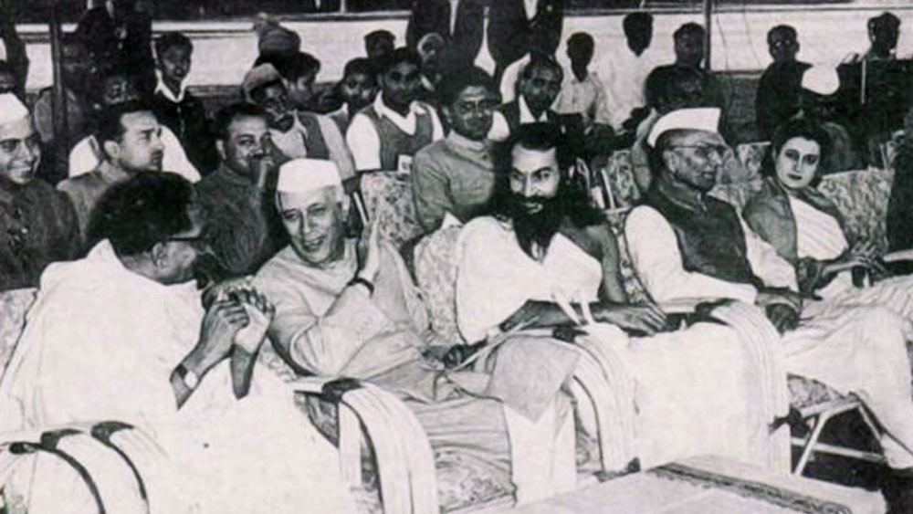 মোট কথা ইন্দিরার সঙ্গে যে ধীরেন্দ্রর একটা সম্পর্ক তৈরি হচ্ছে, বিভিন্ন সময়ে বিভিন্ন ভাবে আলোচিত হতে শোনা গিয়েছে। ইন্দিরা তখনও কোনও প্রশাসনিক পদে বসেননি। জওহরলালই দেশের প্রধানমন্ত্রী। এ কথা মনে হতেই পারে, বিরোধীরা নেহরু এবং তাঁর পরিবারকে কলঙ্কিত করার জন্য এই ধরনের গুজব ছড়িয়েছিলেন। কিন্তু ইন্দিরা এবং যোগগুরুর সম্পর্ক নিয়ে তাঁর শত্রুরা নন, বন্ধুরাই আলোচনা শুরু করেছিলেন সবার আগে। সেই আলোচনা জল পেয়ে তরতরিয়ে বেড়েছিল যোগগুরুর প্রতিপত্তি ক্রমে বেড়ে চলায়।