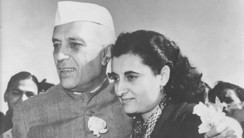 স্বয়ং প্রধানমন্ত্রীর কন্যার যোগ প্রশিক্ষক। দেশে যোগগুরুর খ্যাতি ছড়াচ্ছিল দ্রুত। তাঁর কাছ থেকে যোগ প্রশিক্ষণ পেতে দেশের বিভিন্ন প্রান্তে একের পর এক আশ্রমও তৈরি হচ্ছিল। যোগগুরু ধীরেন্দ্র সেই সমস্ত আশ্রমে যাতায়াত করতেন নিয়মিত। আর যেতেন ব্যক্তিগত বিমানে চেপে।