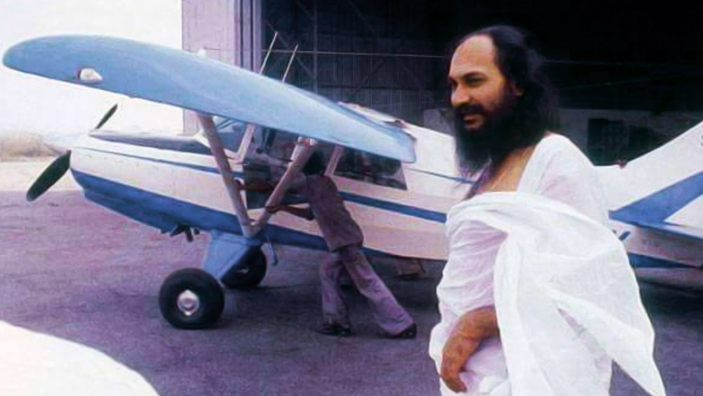 ব্যক্তিগত সংগ্রহে দু’টি বিমান ছিল ধীরেন্দ্রর। তার মধ্যে একটি সে কালের ভারতে কেনা কিংবা চড়া তো দূর চোখেই দেখেননি কেউ। তার সঙ্গে ধীরেন্দ্রর ছিল বিদেশি গাড়ির শখ। সংগ্রহও ছিল দেখার মতো। সাধারণ ভারতীয় তো দূর অস্ত্‌, টাটা-বিড়লাদের মতো শিল্পপতিকেও সেই সব গাড়ি কিনতে ভাবতে হত দু’বার।