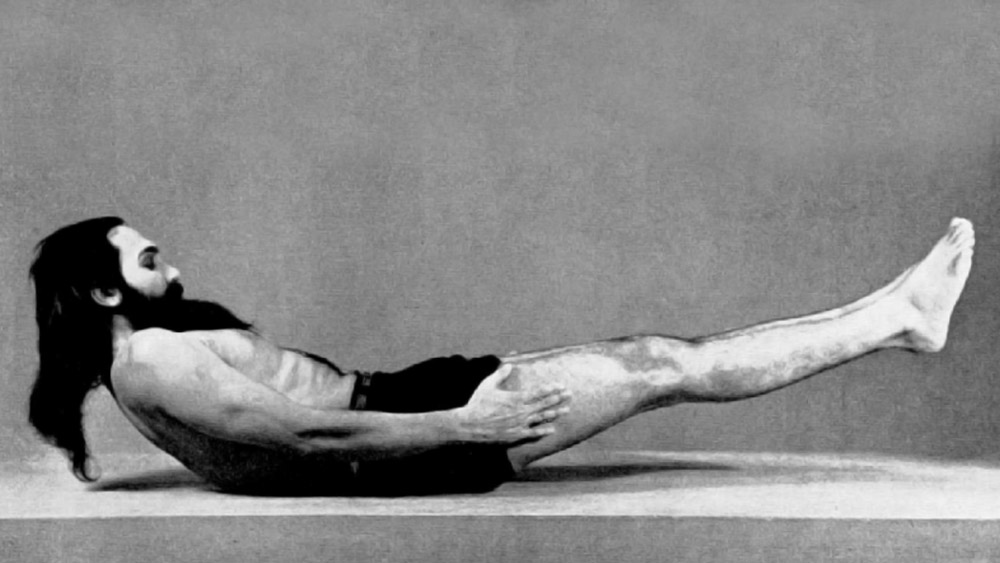 গাঁধী এবং নেহরু পরিবারের ঘনিষ্ঠ সাংবাদিক ও লেখক ছিলেন খুশবন্ত সিংহ। সেই খুশবন্তও তাঁর চিরপরিচিত রাখ-ঢাকহীন ঢঙে বলেছিলেন, ‘‘ধীরেন্দ্র এক জন লম্বা-চওড়া সুঠাম শরীরের বিহারি। বন্ধ ঘরে রোজ সকালে ইন্দিরার সঙ্গে তাঁর এক ঘণ্টার যোগশিক্ষা কামসূত্রের শিক্ষায় পরিণত হতেই পারে।’’