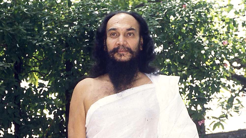 না,  যোগগুরু কোনও আয়ুর্বেদিক পণ্যের ব্র্যান্ড খোলেননি ঠিকই। তবে প্রতিপত্তির চূড়ায় পৌঁছে ধীরেন্দ্র একটি এয়ারলাইন্স সংস্থা খুলে ফেলেছিলেন। নাম দিয়েছিলেন ‘এয়ার অপর্ণা’। তাঁর বিমান পরিবহণ সংস্থা এয়ার ট্যাক্সি পরিষেবা দিত। বিমান ওঠানামা করার জন্য ব্যক্তিগত তিনটি রানওয়ে ছিল ধীরেন্দ্রের। ছিল বিমান রাখার তিনটি নিজস্ব হ্যাঙ্গারও।