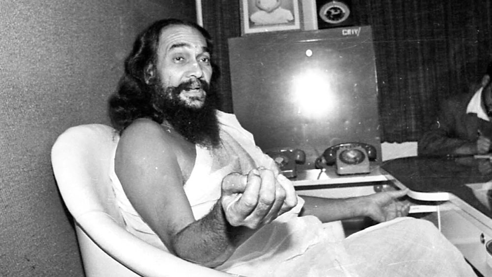 ইন্দিরার যোগশিক্ষকের প্রতিপত্তি যখন শিখর ছুঁয়েছে, তখন যোগাসন, বিমান, বিদেশি গাড়ির বাইরে যোগগুরু ধীরেন্দ্রের আগ্রহ ছিল বন্দুকেও! জম্মুতে বন্দুক তৈরির একটি কারখানা খুলেছিলেন ধীরেন্দ্র। নাম ‘শিবা গান ফ্যাক্টরি’।