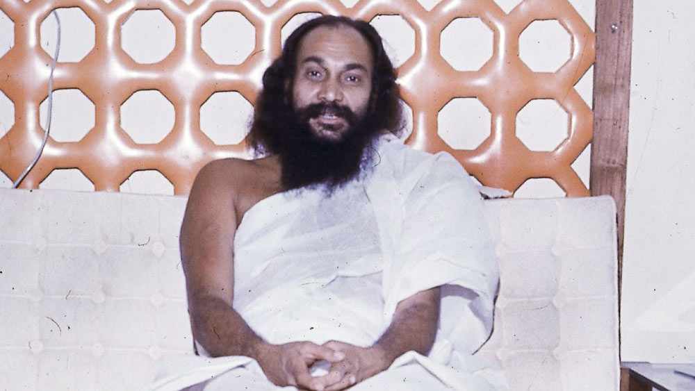 অনুমতি বা জমি কোনওটাই পেতে বিশেষ কাঠখড় পোড়াতে হয়নি। এমনকি, যোগগুরুর বিরুদ্ধে যখন ওই কারখানার জন্য ৫০০ স্প্যানিশ গান ব্যারেল চোরা পথে দেশে আনার অভিযোগ ওঠে, তখন আগাম জামিন পেতেও কোনও অসুবিধা হয়নি তাঁর।