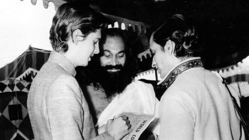 শোনা যায়, এক কেন্দ্রীয় মন্ত্রী তাঁর পদ খোয়াতে বসেছিলেন ধীরেন্দ্রর জন্য। যোগগুরু তাঁর আশ্রমের জন্য জমি চাইলে সেই অনুরোধ খারিজ করে দিয়েছিলেন ইন্দিরার মন্ত্রিসভার আবাসন প্রতিমন্ত্রী ইন্দ্রকুমার গুজরাল। আইন দেখিয়ে গুজরাল যোগগুরুকে বলেছিলেন, তাঁকে জমি দেওয়া হলে তা হবে বেআইনি কাজ। জবাবে যোগগুরু নাকি তাঁকে বলেছিলেন, ‘‘যদি জমি না দাও তবে কালই মন্ত্রিত্ব খোয়াতে হবে তোমাকে।’’ অদ্ভুত ভাবে এই ঘটনার পরই ইন্দিরার মন্ত্রী গুজরালের দায়িত্ব বদলে দেওয়া হয়। এর পর ইন্দিরা বিরোধীদের অনেকেই বলতে শুরু করেছিলেন মসনদে ইন্দিরা থাকলেও, আসলে কেন্দ্রের ক্ষমতার রাশ জড়ানো আছে যোগগুরু ধীরেন্দ্রর হাতে।