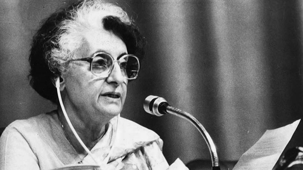 ১৯৮০ সালে দেশের প্রধানমন্ত্রী হন ইন্দিরা। একই বছরে সঞ্জয় গাঁধীও সাংসদ হন। শোনা যায় এই সময় যোগগুরুর প্রতিপত্তি ছিল সবথেকে বেশি। সঞ্জয়ের যে সব নীতি চূড়ান্ত সমালোচিত হয়েছিল সেই সব নীতিকে প্রকাশ্যেই সমর্থন করতে শোনা যায় ধীরেন্দ্রকে। সঞ্জয়ও পছন্দ করতেন ধীরেন্দ্রকে। যোগগুরুর ব্যক্তিগত বিমান চালিয়ে প্রায়ই ঘুরে বেড়াতেন সঞ্জয়।