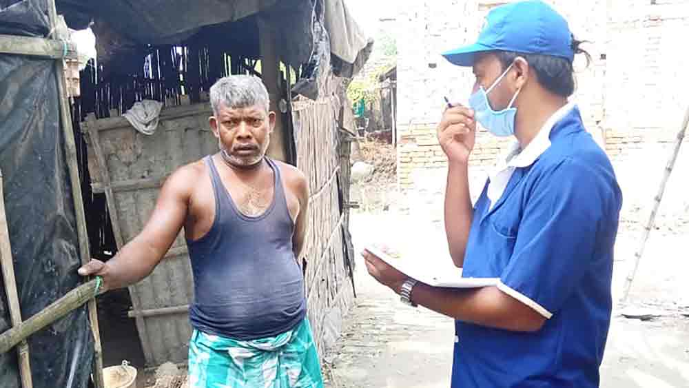 চুক্তিভিত্তিক চাকরির কাজে মাসিদুর রহমান। নিজস্ব চিত্র