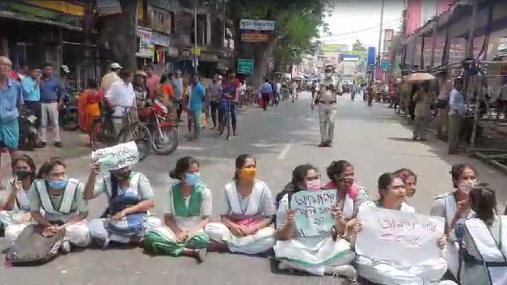 ‘উচ্চ মাধ্যমিকে পাশ না করালে আত্মহত্যা করব’, জেলায় জেলায়  অবরোধ করে হুমকি