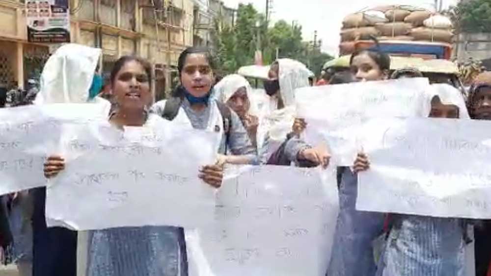 সাঁইথিয়ায় পড়ুয়াদের প্রতিবাদ।