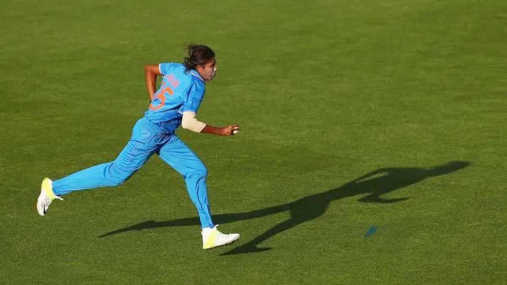 মিষ্টি খেলেও পরের দিনের শরীরচর্চার সময়টাও বাড়িয়ে নেন এই বাঙালি পেসার।