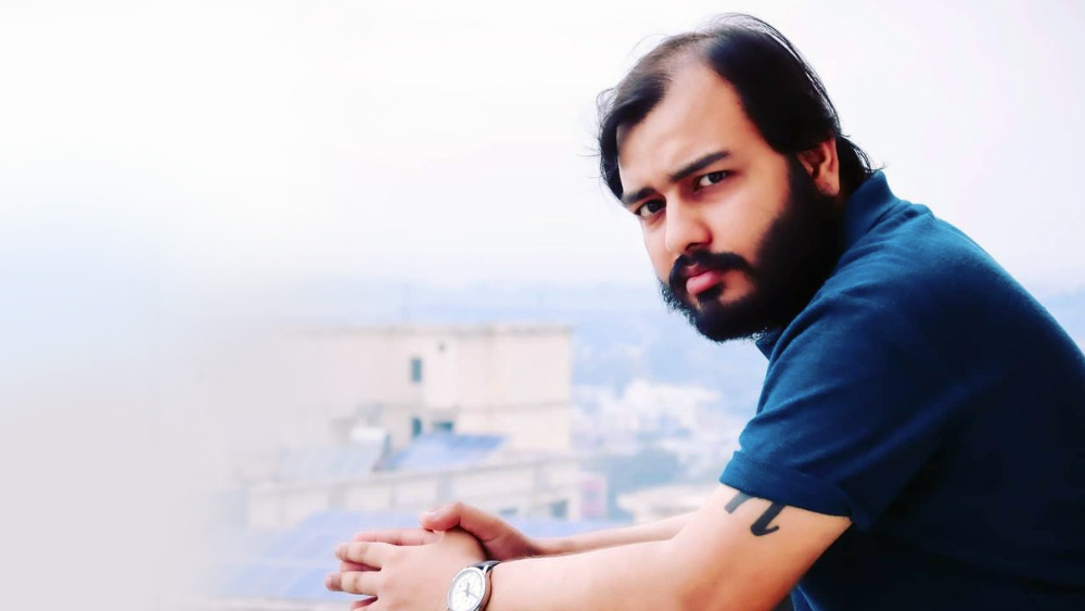 অলক পাণ্ডের জন্ম ইলাহাবাদে। জ্ঞান হওয়া ইস্তক পরিবারে প্রবল অর্থকষ্ট দেখে এসেছেন অলক। সেই পরিবারের ছেলেই আজ কোটিপতি-শিক্ষক! 