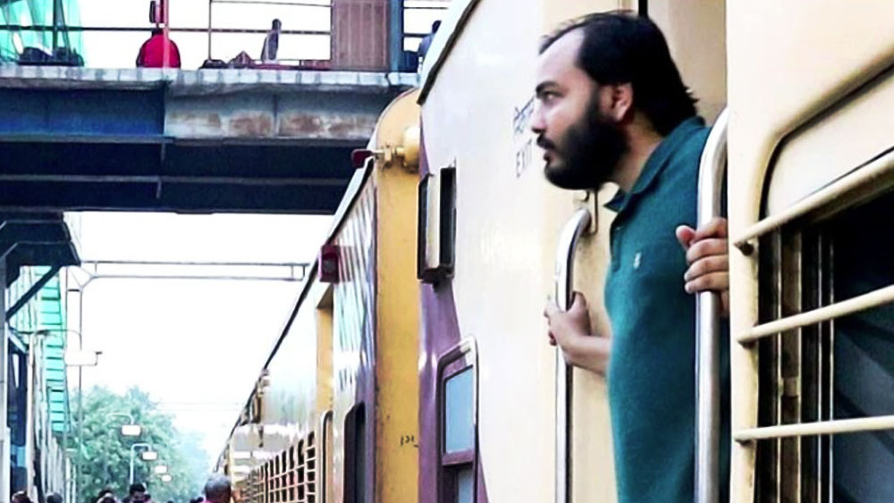 তখন অলক ষষ্ঠ শ্রেণির ছাত্র। সংসারের অবস্থা এমন জায়গায় পৌঁছল যে এক মাত্র ভিটেও বিক্রি করতে বাধ্য হলেন তাঁর বাবা। পুরো পরিবার উঠে গেল একচিলতে ভাড়াবাড়িতে।