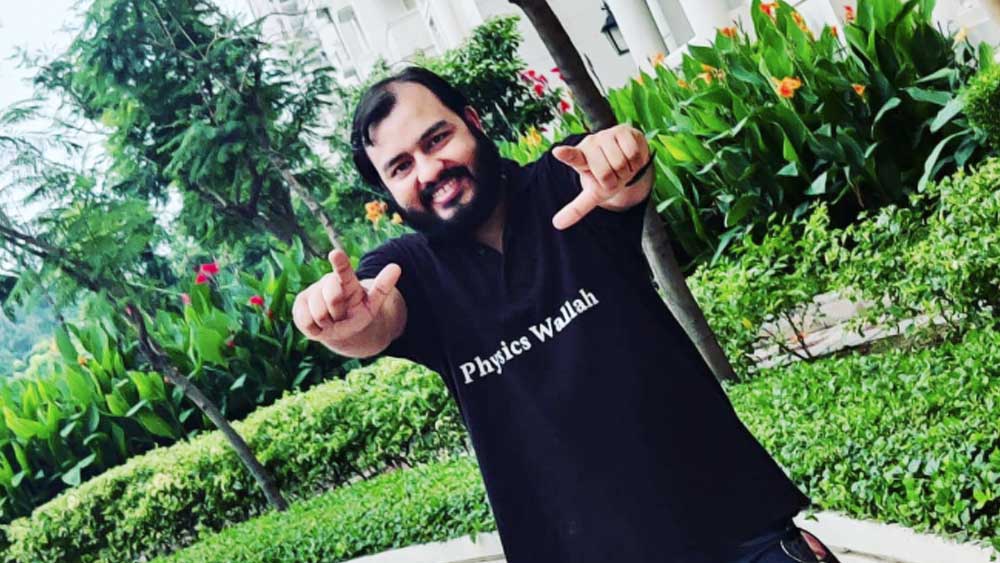 প্রবল দারিদ্রের সঙ্গে লড়তে হচ্ছে পরিবারকে। অল্প বয়সে লড়াই শিখে যায় ছোট্ট অলকও। অষ্টম শ্রেণির ছাত্রটি শুরু করে গৃহশিক্ষকতা। প্রথম শ্রেণি থেকে সপ্তম শ্রেণির ছাত্রছাত্রীদের পড়াতেন কিশোর অলক।