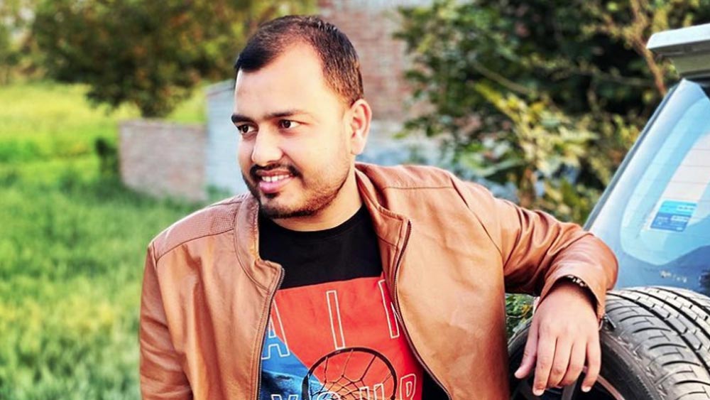 পড়াশোনাতে বরাবরই ভাল অলকের ইঞ্জিনিয়ারিং পাশ করা হয়নি শুধু টাকার জন্য। ছোট থেকে অভাবের সঙ্গে লড়াই করা যুবক সিদ্ধান্ত নেন, আর নয়। এ বার পরিবারের হাল ফেরাতেই হবে।