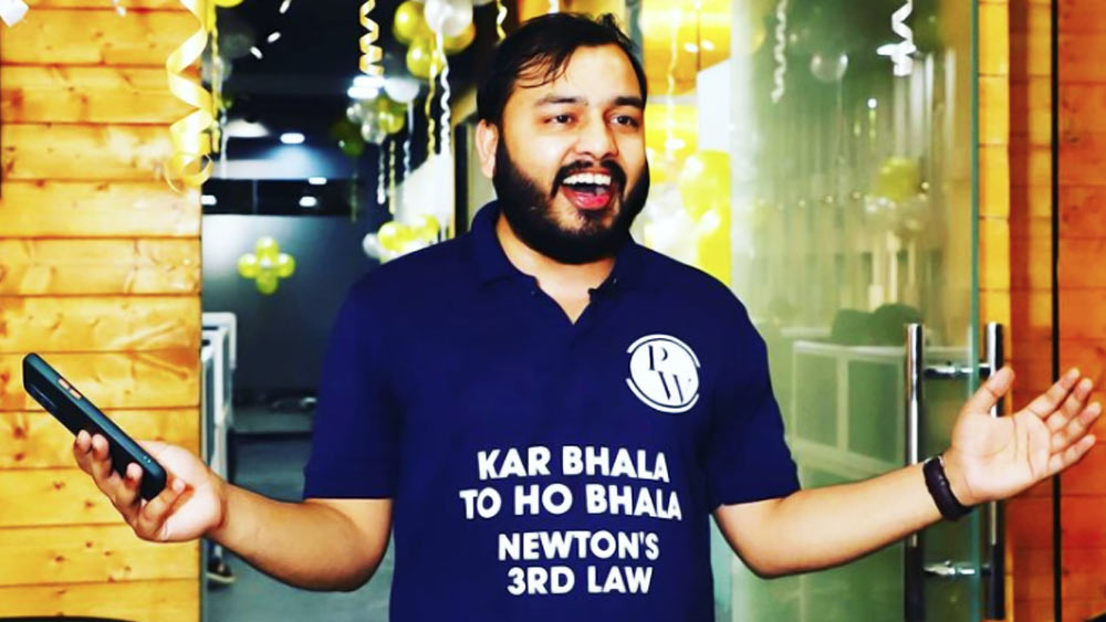 নেশাকেই পেশা করে ফেললেন তরুণ অলক। একটি সাক্ষাৎকারে তিনি বলেন, ‘‘টাকার দরকারে পড়ানো শুরু করেছিলাম। কিন্তু অল্প সময়ের মধ্যে পড়ানো আমার ভাল লাগতে শুরু করল। একে পেশা হিসেবে নেওয়ার কথা ভেবেছিলাম তখনই।’’