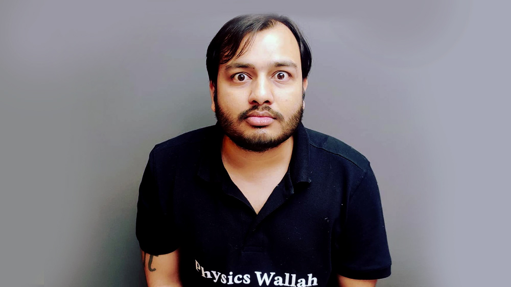 ইলাহাবাদে ফিরে কাজ নিয়েছিলেন একটি কোচিং সেন্টারে পড়ানোর। মাস গেলে মাইনে মাত্র পাঁচ হাজার টাকা।