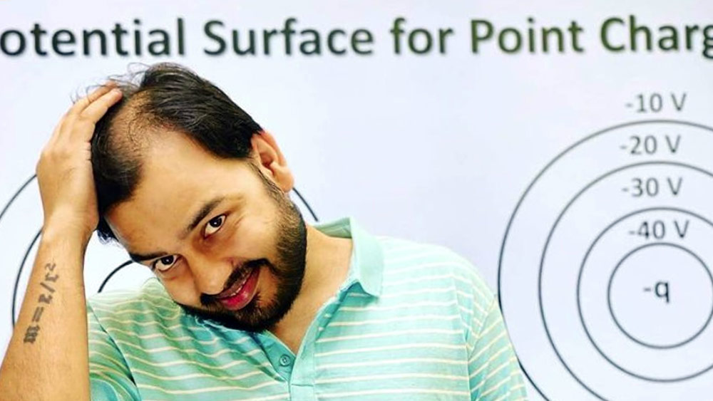 তার মধ্যেই অন্য কিছু করার ভাবনা থেকে ২০১৭ সালে ইউটিউবে চ্যানেল খোলেন অলক। সে বছরই ওই কোচিং সেন্টারে পড়ানোর কাজ ছেড়ে দেন।