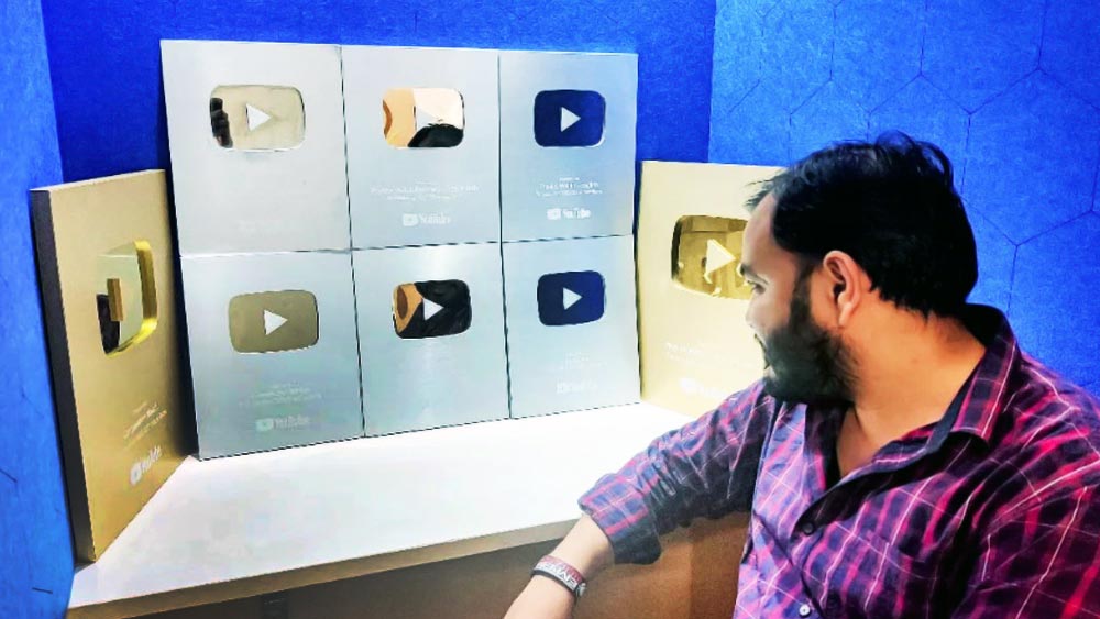 অলকের পূর্ণ সময়ের কাজ হয়ে দাঁড়ায় ইউটিউবে পদার্থবিদ্যার প্রশিক্ষণ। কিছু দিনের মধ্যেই তাঁর ইউটিউব চ্যানেলের সাবস্ক্রাইবার বাড়তে থাকে।