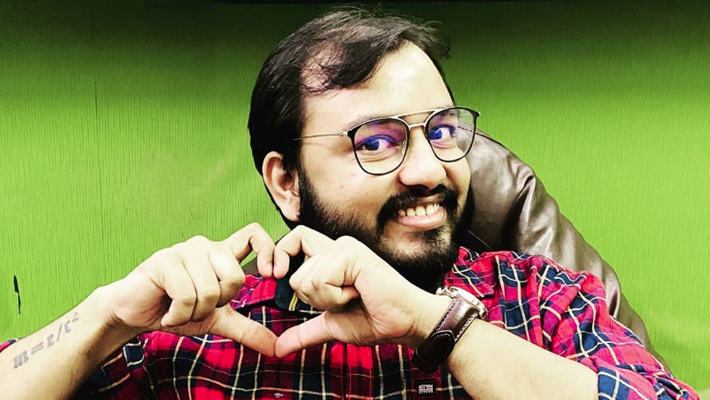 হুড়মুড় করে বাড়তে থাকে অ্যাপের সদস্য সংখ্যা। এক দিন এক ধাক্কায় দু’লক্ষ ‘হিট’ হওয়ার পর অ্যাপটাই বন্ধ হয়ে যায়! মাত্র চার দিনে ৩৫ হাজার পড়ুয়া নাম লেখান সেখানে। 