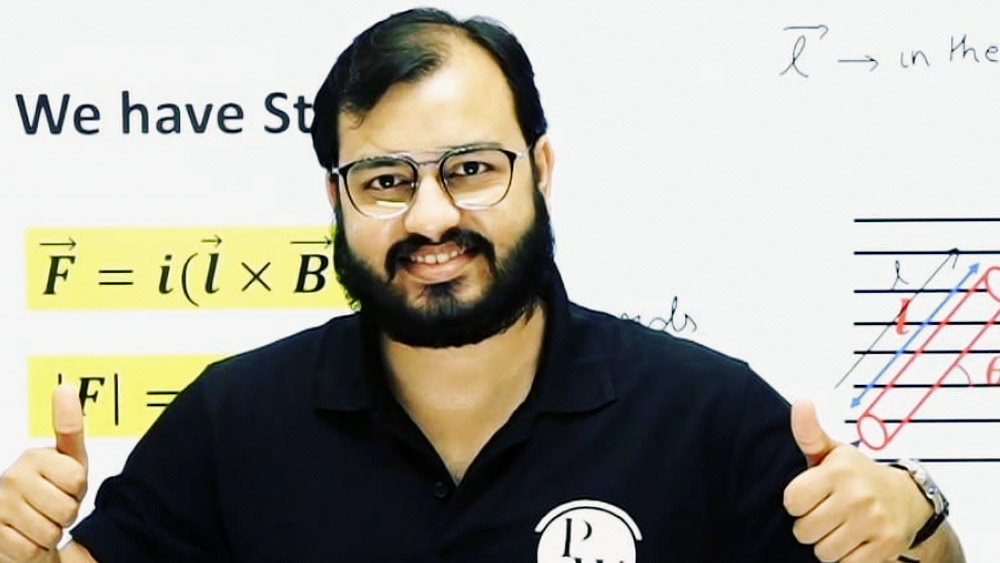 সে দিনের কথা ভাবলে এখনও অবাক হয়ে যান অলক। তাঁর কথায়, ‘‘আমি তো চিন্তায় পড়ে গিয়েছিলাম। পড়ুয়ারা ভর্তি হওয়ার সঙ্গে সঙ্গে প্রবল চাপে অ্যাপ বন্ধ হয়ে গিয়েছিল। অনেকে তো ভাবতে পারেন, তাঁরা ঠকেছেন! এই দুর্ভাবনা গ্রাস করেছিল।’’ সিদ্ধান্ত নেন সব টাকা ফেরত দেওয়ার। এ ভাবেই ‘লাইভ ক্লাস’ বন্ধ রেখে রেকর্ডিং সেশনের আয়োজন করেন অলক।