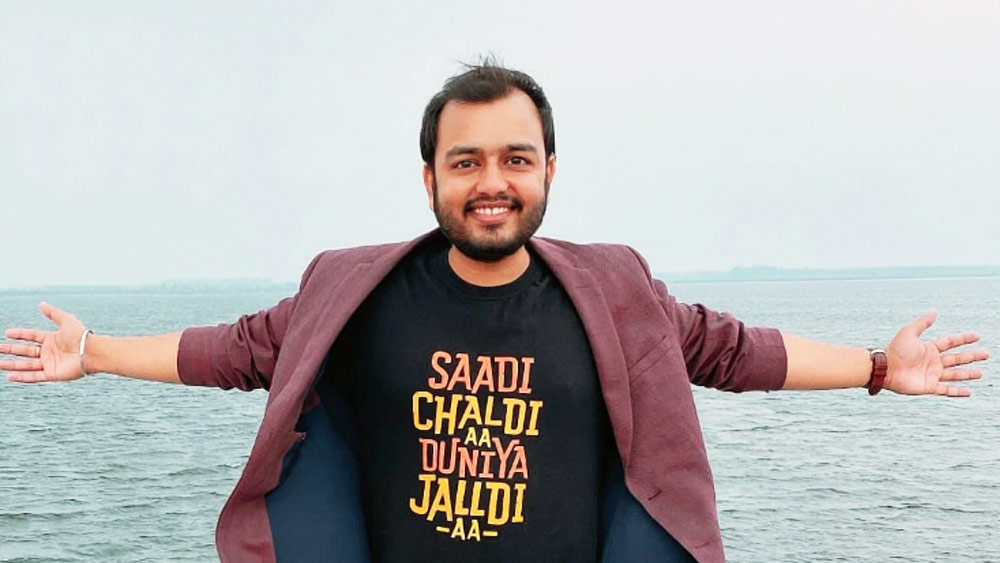 কিছু দিনের মধ্যে অবস্থার বদল আসে। প্রযুক্তিগত সমস্যা কেটে যায়। আবার হু-হু করে পড়ুয়ারা নাম লেখান অলকের অ্যাপের সদস্য হওয়ার জন্য। 