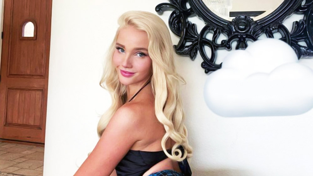 আমেরিকার এক হতদরিদ্র পরিবারে জন্ম। তবে একুশে পৌঁছনোর আগেই কোটি কোটি ডলারের সম্পত্তি বাগিয়ে নিয়েছেন মডেল লিনসে ডোনোভান। অনুরাগীদের কাছে যিনি ‘বিকিনি বার্বি’ নামেই বেশি পরিচিত। আজ বেশ গর্ব করেই লিনসে বলেন, ‘‘হতদরিদ্র পরিবারে জন্মেছিলাম বটে। তবে এখন আমি কোটি কোটি ডলারের মালিক!’’