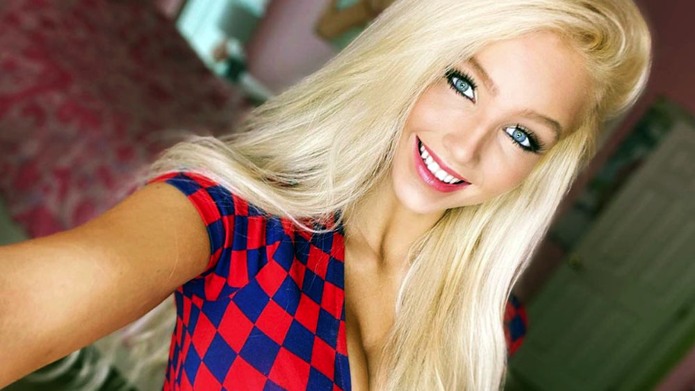 সুইমিং পুলওয়ালা ওই বিশাল বাংলো দেখে লিনসের মা-বাবা তো হতবাক! লিনসে বলেন, ‘‘স্বপ্নের বাড়ি উপহার দিয়ে মা-বাবাকে চমকে দিতে চেয়েছিলাম।’’ 