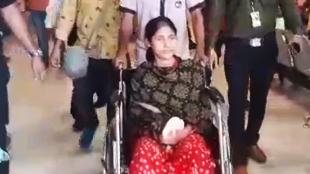 হুইল চেয়ারে চড়ে নার্সিংহোম থেকে বেরোচ্ছেন রেণু খাতুন।