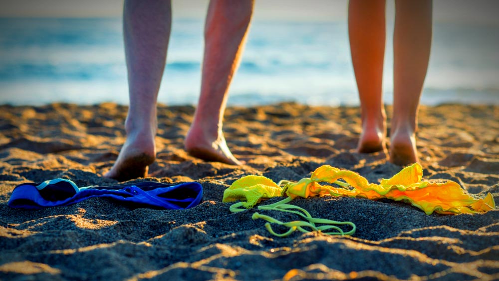 নীল সাগর। সাদা বালি। বালুকাবেলায় এমন মনোরম পরিবেশে প্রিয়জনের সঙ্গে বিশেষ মুহূর্তের সাক্ষী হতে কে না চায়! মধুচন্দ্রিমা হোক কিংবা নেহাত কাজের অবসরযাপন, সূর্যকে সাক্ষী রেখে নিরিবিলি সমুদ্রসৈকতে সময় কাটানোর মজাটাই আলাদা। আর আপনার মন যদি রোমাঞ্চের জন্য আনচান করে, তা হলে এমন সব সমুদ্রসৈকতে এক বার ঢুঁ মারতেই পারেন, যেখানে নিশ্চিন্তে নগ্ন হতে পারেন। বিশ্বের এমনই সব সমুদ্রসৈকতের হাল হকিকত রইল এখানে। তালিকায় ঠাঁই পেয়েছে ভারতের কয়েকটি সৈকতও। 