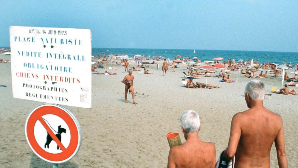 ফ্রান্সের ক্যাপ ডি’আগদে-কে ‘নগ্ন শহর’ বলা হয়। এটি বিশ্বের অন্যতম বড় পোশাক-ঐচ্ছিক রিসর্ট। গরমকালে ৪০ হাজার মানুষ আস্তানা হয় এখানে। 